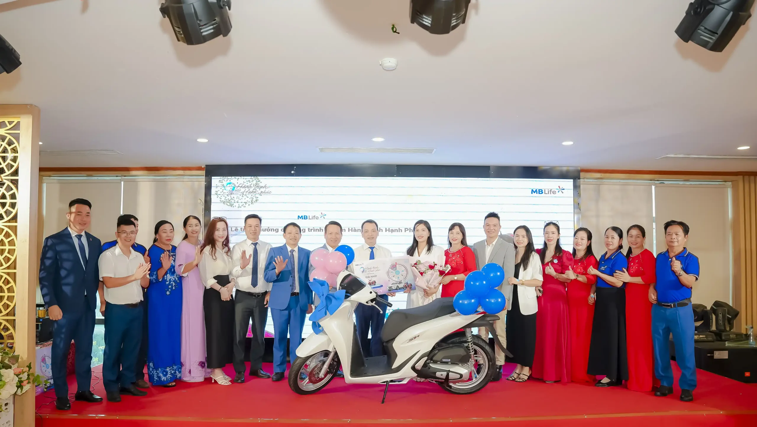 MB Life trao giải chương trình Vòng quay 9 năm hành trình hạnh phúc