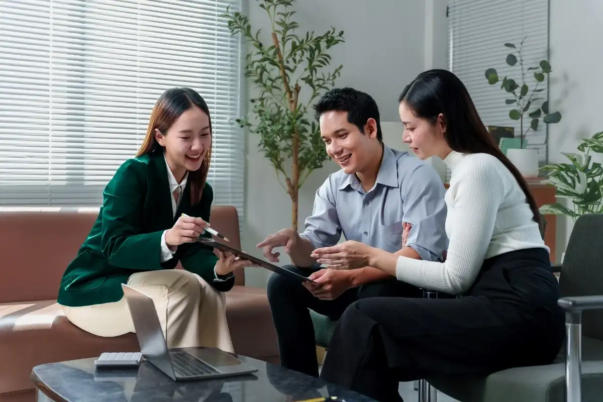 Sản phẩm bảo hiểm liên kết đơn vị Xanh Phú Quý cho phép khách hàng rút tiền định kỳ từ năm thứ 11 để phục vụ các mục tiêu tài chính dài hạn.